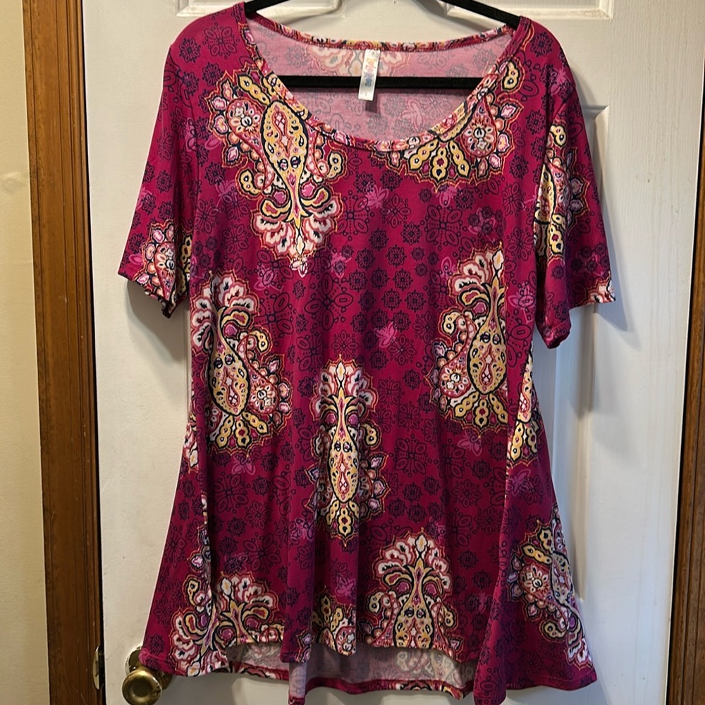 Lularoe Perfect T
Size Large
Excellent condition